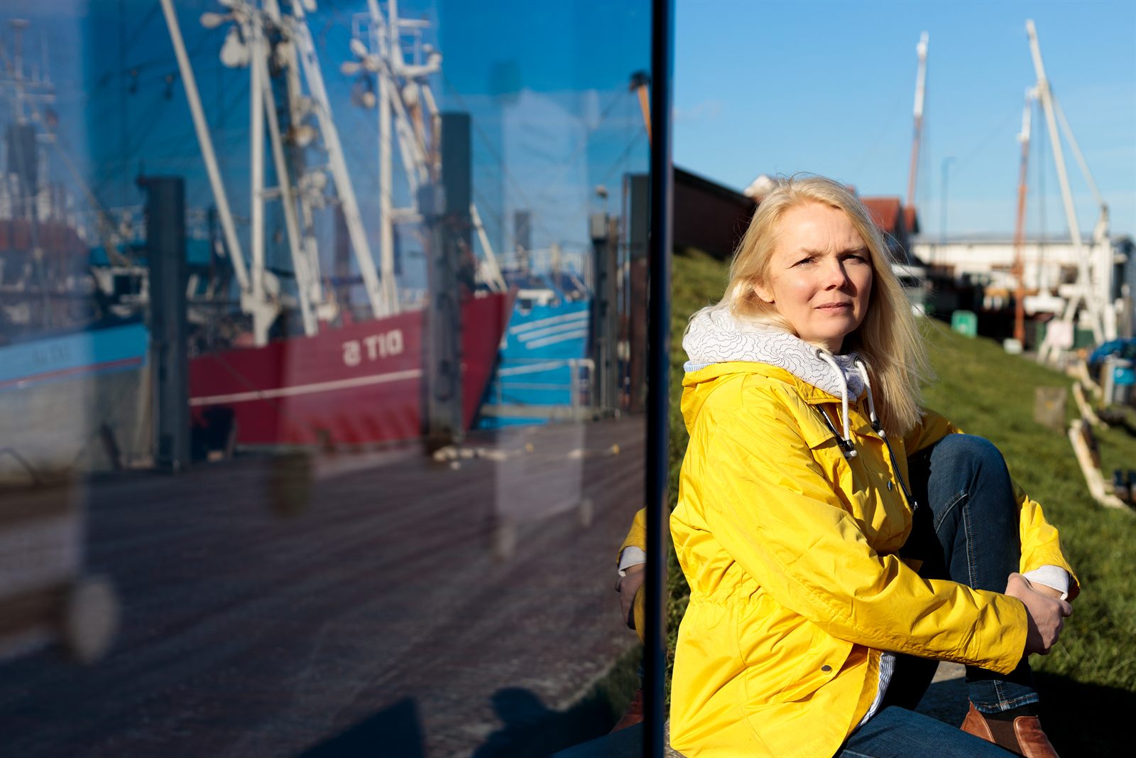 Silke Kuhlemann am Hafen in Ostfriesland